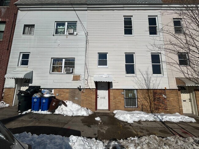 Building Photo - 681 Rhinelander Ave