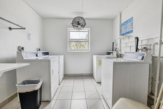 Building Photo - 581 Blue Heron Dr