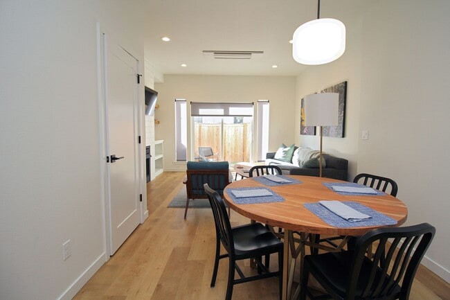 Building Photo - 5723 S Kelly Ave