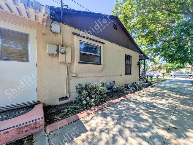 Building Photo - 2 Bedroom 1 Bath and 2 Massive Yard in North San Bernardino