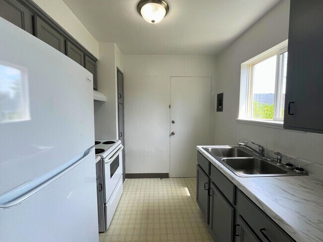 Building Photo - (UNM 355-11)  2 bed/1 bath Apartment