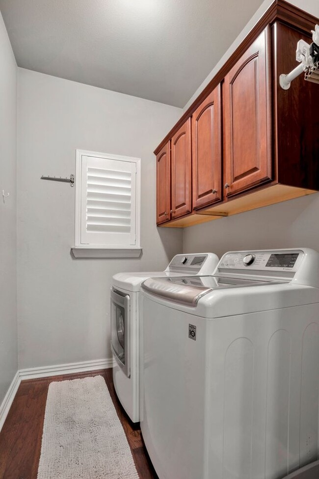 Building Photo - Fabulour Bridgeport S/D Home w/AMAZING out...