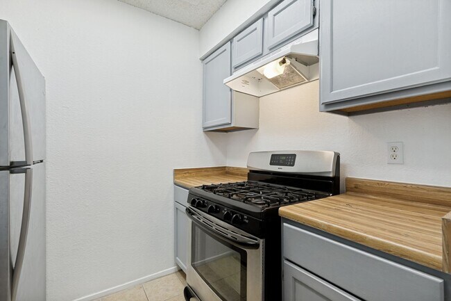 Building Photo - 3-BEDROOM HOME IN LOMA PARK