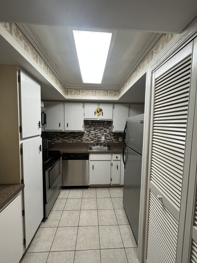 Kitchen - 671 Midway Dr