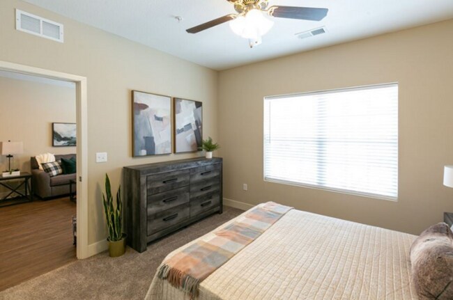 Building Photo - 2 Bedroom Luxury Apartment in the Northland of KCMO