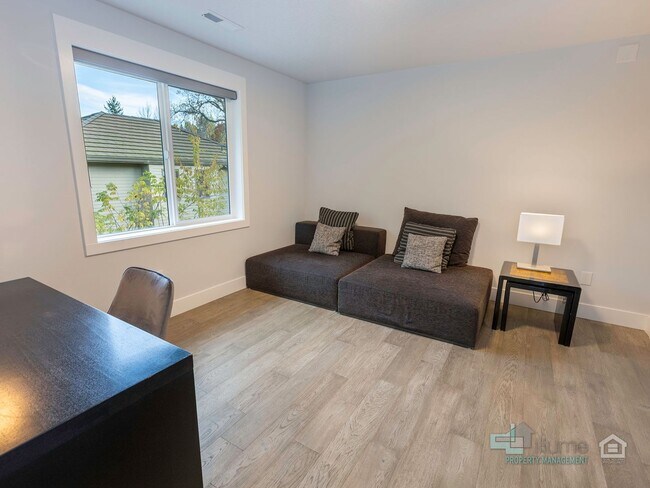 Building Photo - Fully Furnished Lake Oswego Gem!!!!