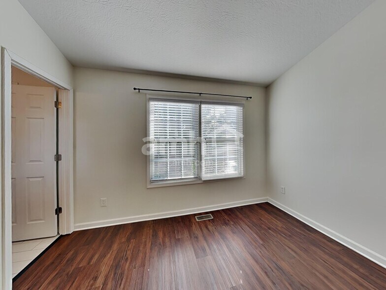 Building Photo - 2021 Belmont Dr