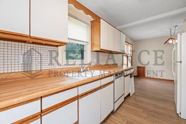 Building Photo - 636 S Clifton Ave