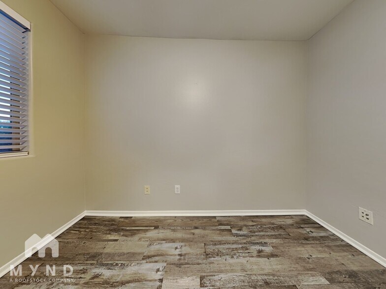 Building Photo - 10740 W Mountain View Dr