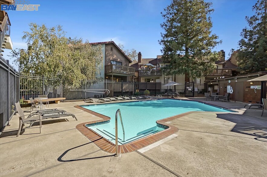 Building Photo - 2055 Sierra Rd