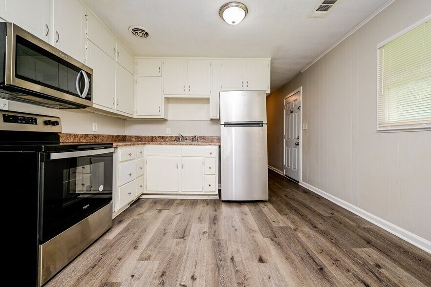 Building Photo - 494 Clara Dr