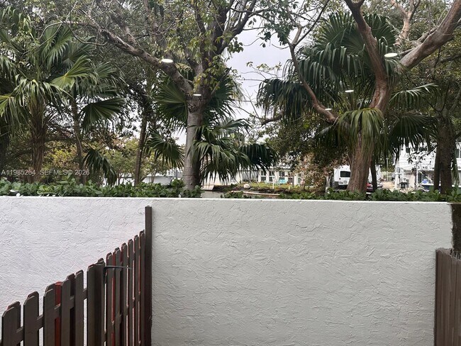 Building Photo - 1901 NW S River Dr