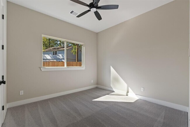 Building Photo - 15109 Paradise Ct