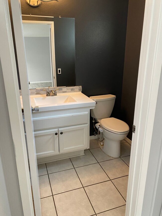 Building Photo - 3-Bedroom Townhome in Desirable Village Pa...