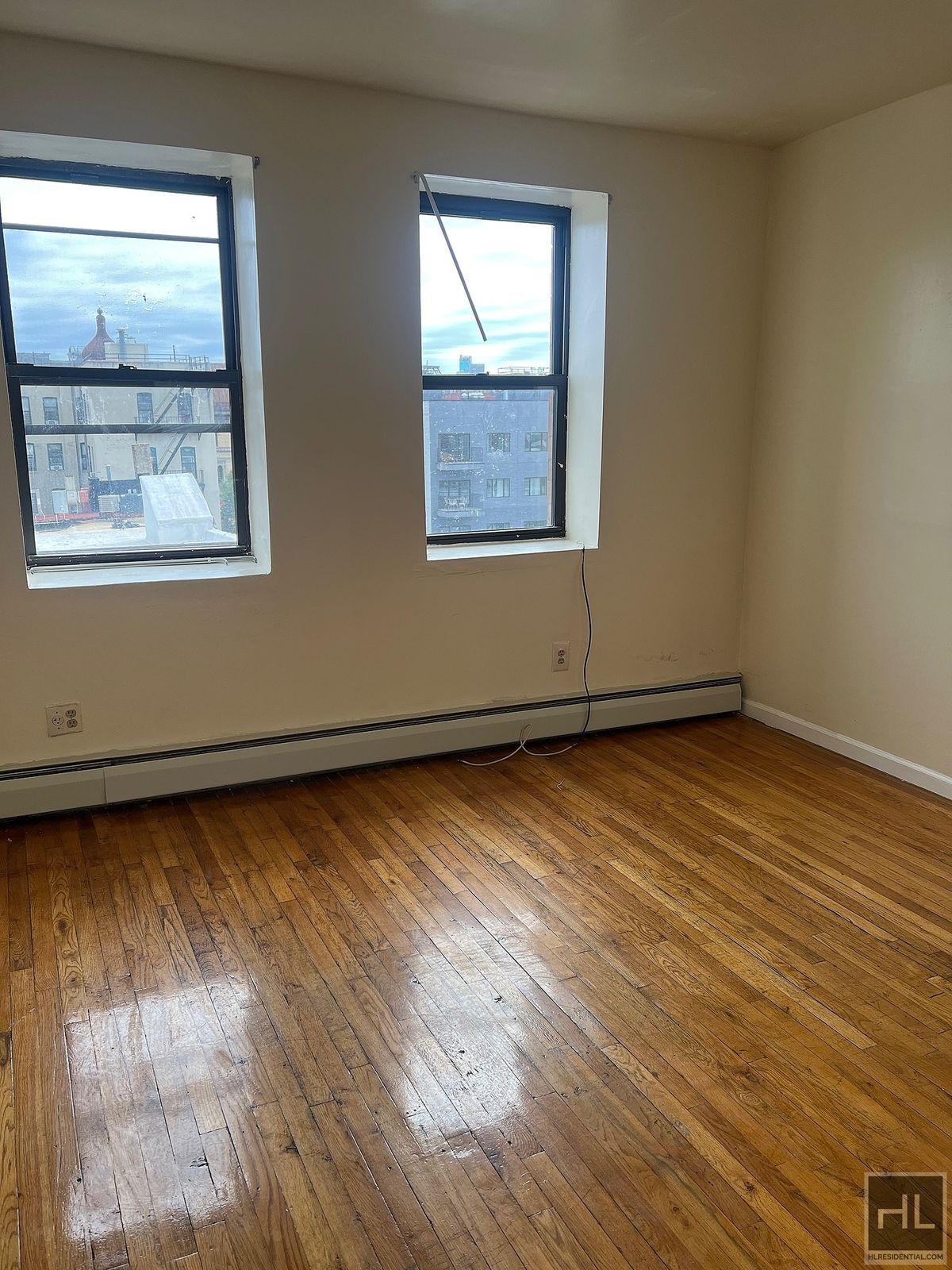 Building Photo - 4BR 1BA Historic Mixed Use Loft w/ Massive...