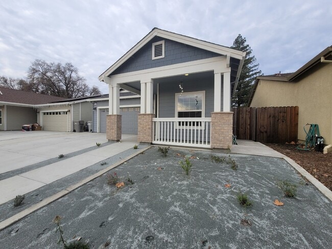 Building Photo - 1353 Molly Ave