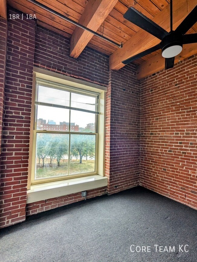 Building Photo - 1 Bedroom in River Market with Downtown Vi...