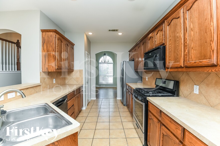 Building Photo - 6321 Melanie Dr