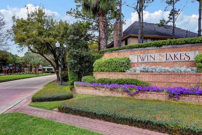 Building Photo - Spacious 5-Bedroom Lakeview Home with Pool...