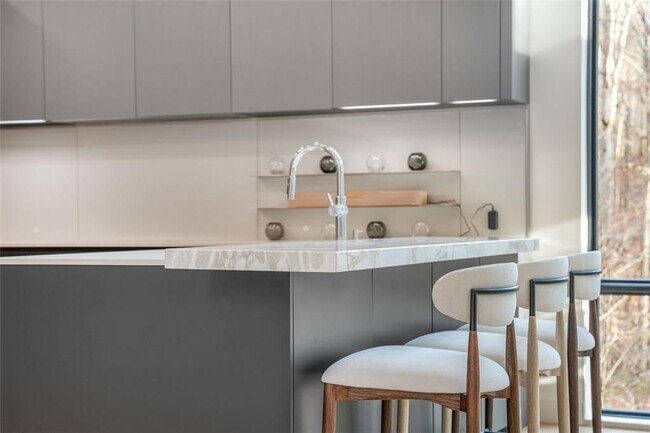 Building Photo - 1736 Cox Rd