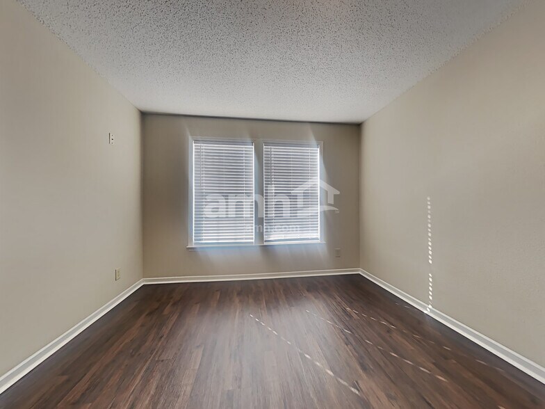 Building Photo - 2957 Seasons Dr