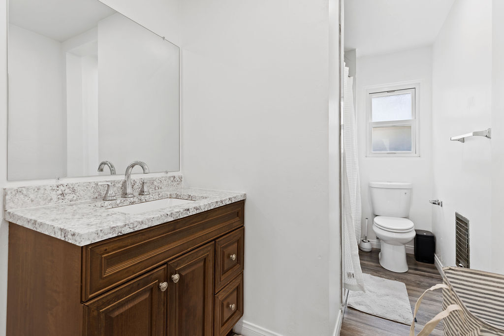 Building Photo - 512 W Juniper St