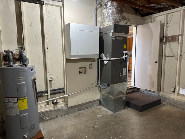 Building Photo - 3 bedroom 1 bathroom house in Springfield!