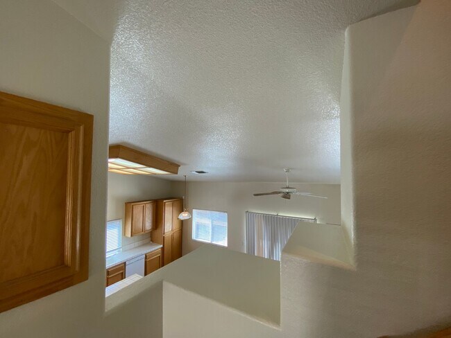 Building Photo - Spacious & Nice!