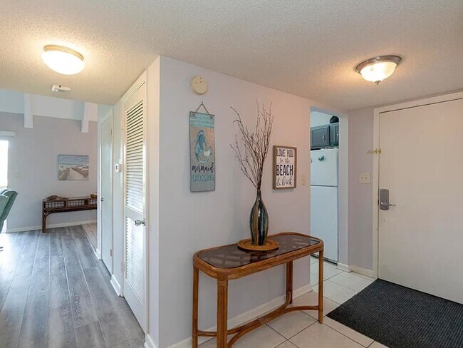 Building Photo - Gorgeous Condo Located in the Seascape com...