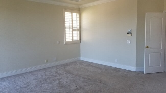 Building Photo - Fantastic and large home with forever view...