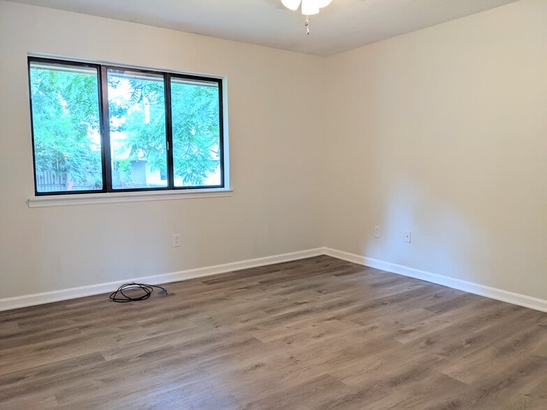 Main Bedroom - 1649 Summerhill Dr