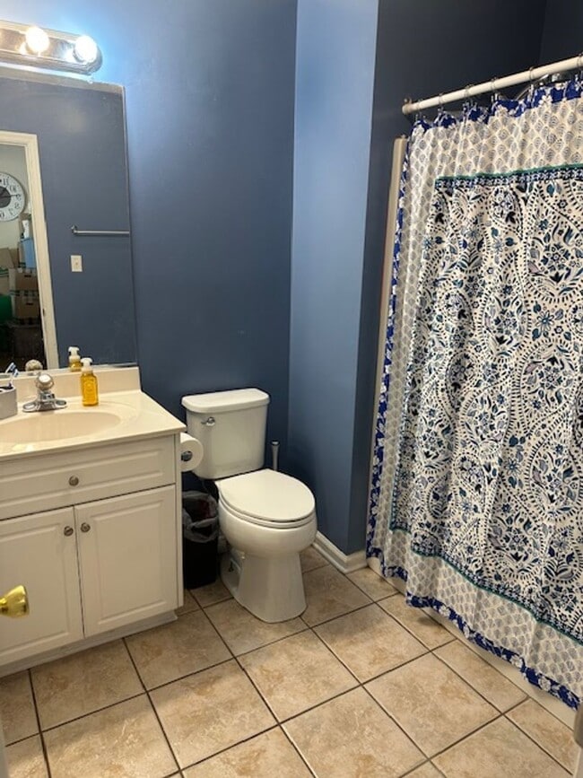 Building Photo - Beautiful 2 BR, 2 BA end-unit townhome in ...