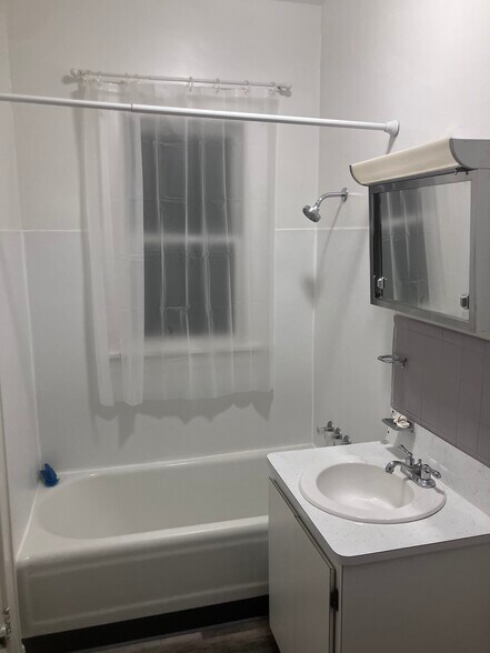 Building Photo - 413 2nd St SW