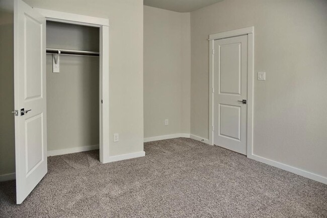 Building Photo - 358 Shoreview Dr