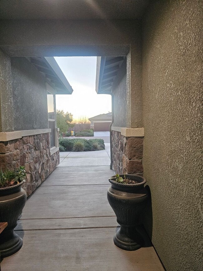 Building Photo - Beautiful Home in Gated Community