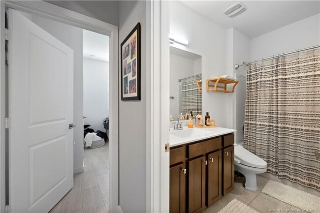 Building Photo - 1550 NE Skyhigh Ter