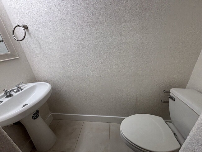 Building Photo - Fully remodeled home on acreage on N Shing...