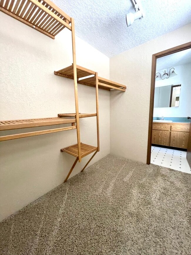 Building Photo - Large Unit! 2-Car Garage Parking! Don't Miss This One!