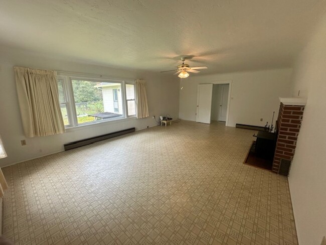 Building Photo - Wonderful Empire Grade Home