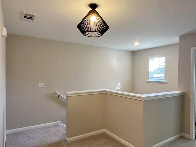 Building Photo - 4372 Grosbeak Dr