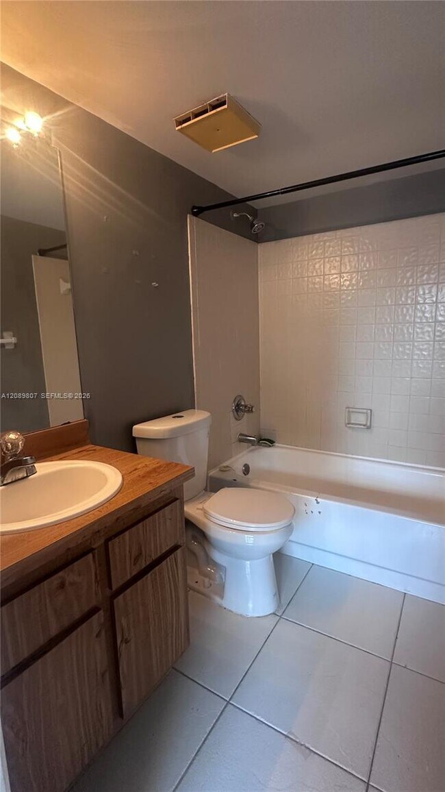 Building Photo - 821 Twin Lakes Dr
