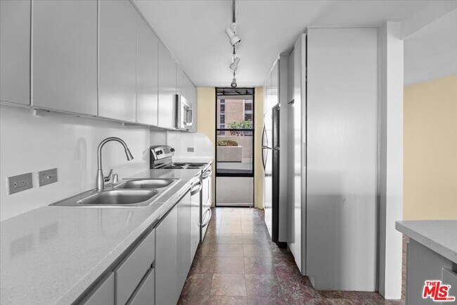 Building Photo - 4265 Marina City Dr
