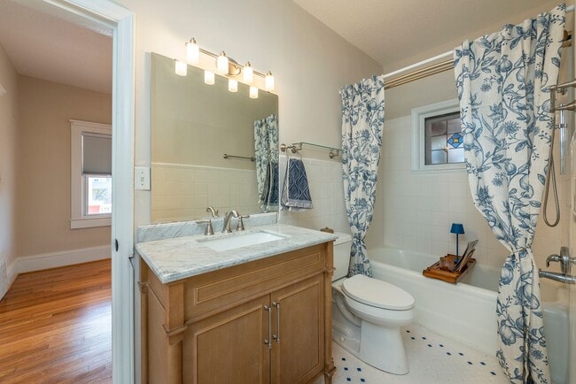 Building Photo - Charming Black Mountain Rental!