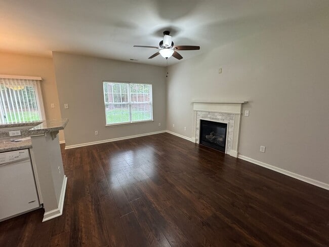Building Photo - Move-in Ready! **Move-in Special** $250 of...