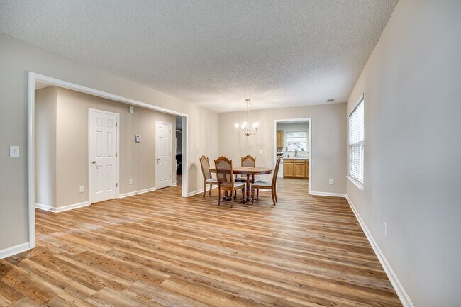 Building Photo - Beautiful, well maintained home in the hea...
