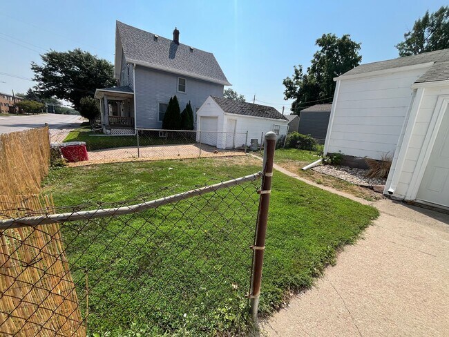 Building Photo - Newly Updated 2nd Floor 2 Bed/1 Bath Duplex Apartment