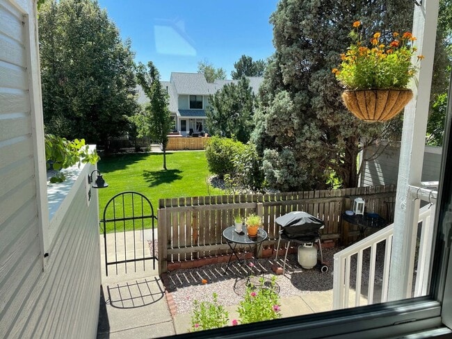 Building Photo - Charming 3b/2.5b Townhome In Louisville