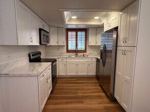 Building Photo - Private End Unit with New Kitchen