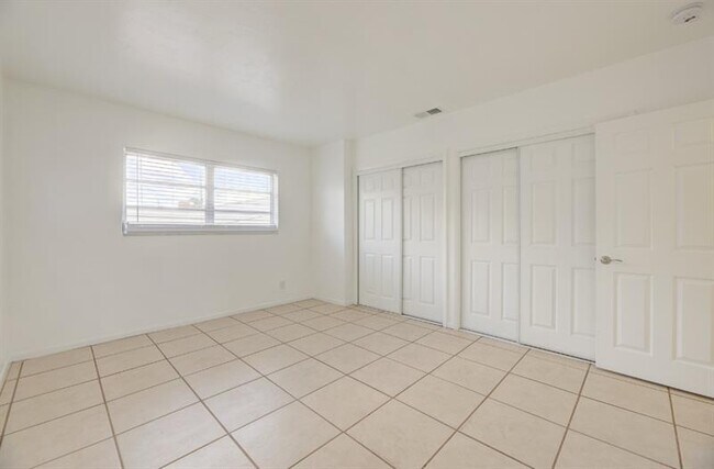 Building Photo - 1033 NW 30th Ct