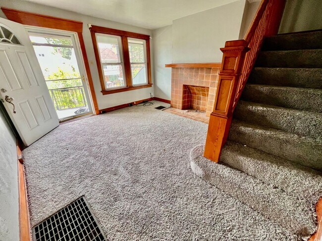 Building Photo - 3 Bed 1.5 Bath- Pittsburgh PA